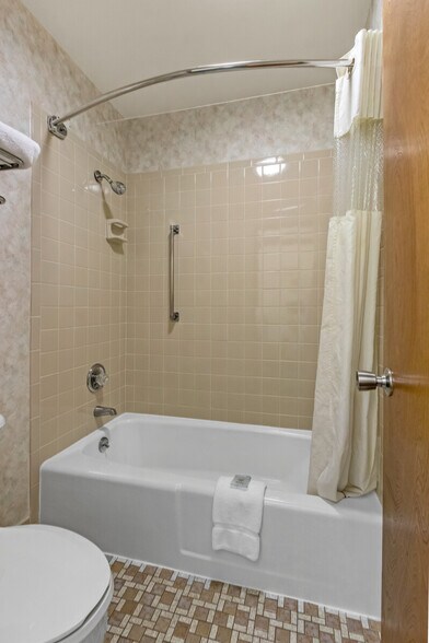 More Photos Of 110 Huntsville Rd, Eureka Springs Hotel For Sale