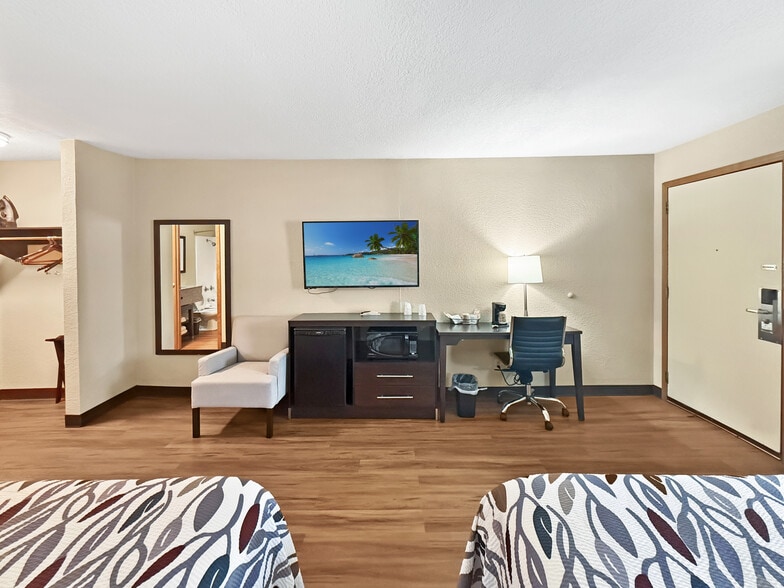 More Photos Of 5020 NE 14th St, Des Moines Hotel For Sale