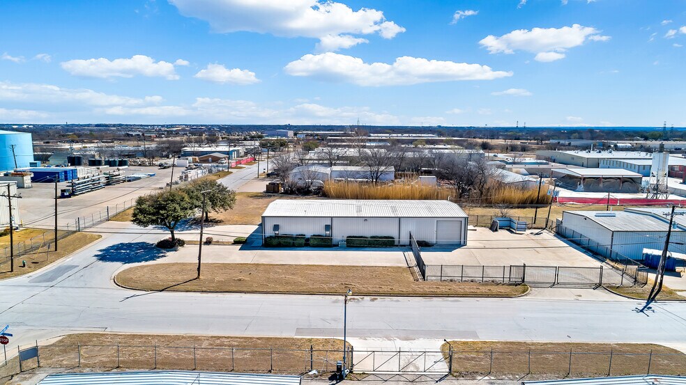More Photos Of 4300 Garland Dr, Haltom City Warehouse For Lease