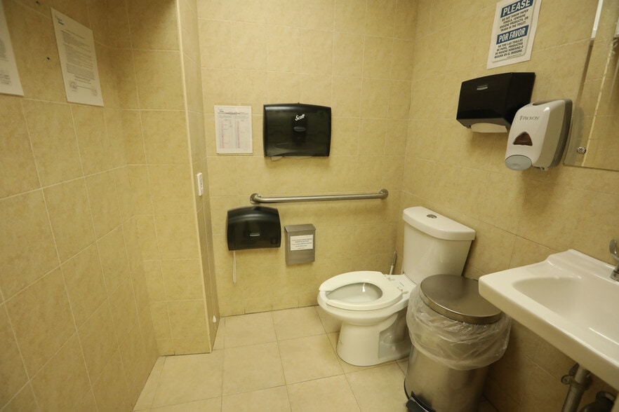 More Photos Of 211-20 Union Tpke, Oakland Gardens Medical For Sale