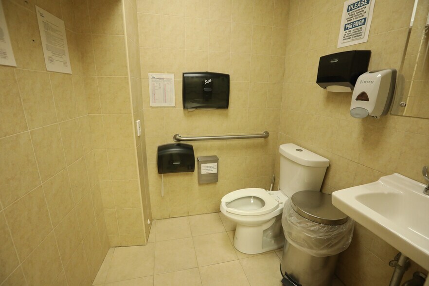 More Photos Of 211-20 Union Tpke, Oakland Gardens General Retail For Lease