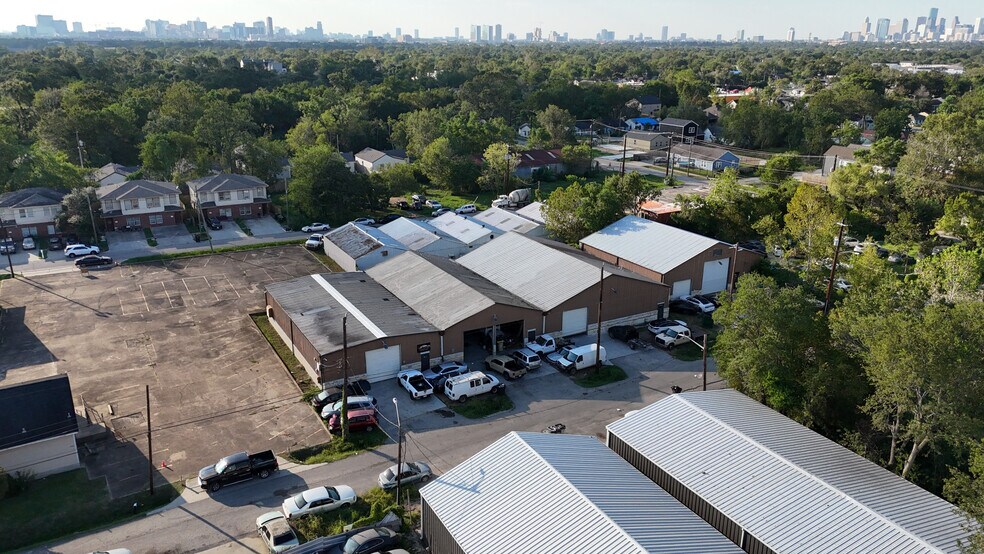 More Photos Of 6912 Calhoun Rd, Houston Warehouse For Sale