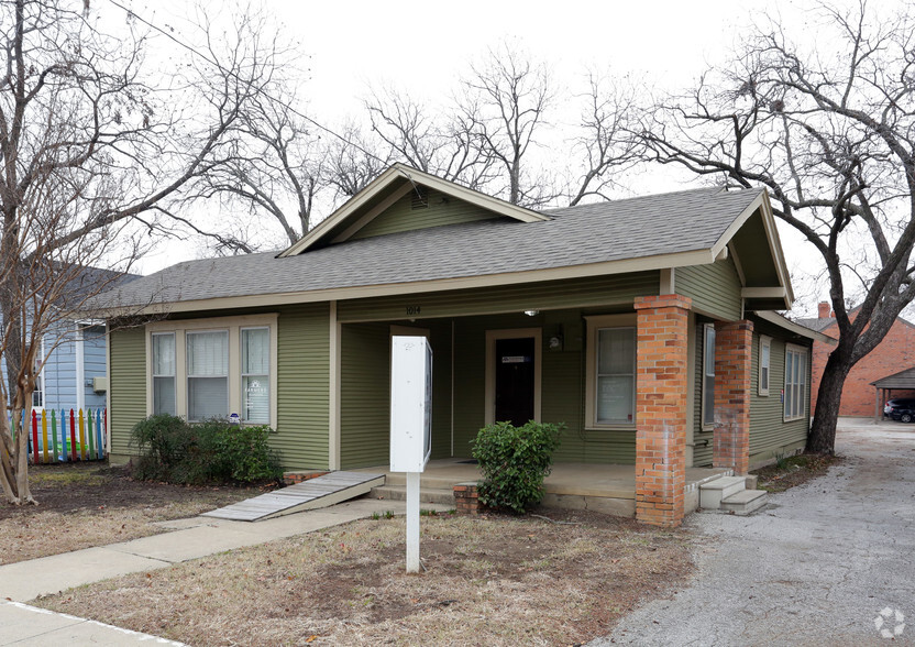 Primary Photo Of 1014 N Elm St, Denton Office For Lease