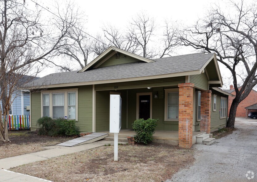 Primary Photo Of 1014 N Elm St, Denton Office Residential For Lease
