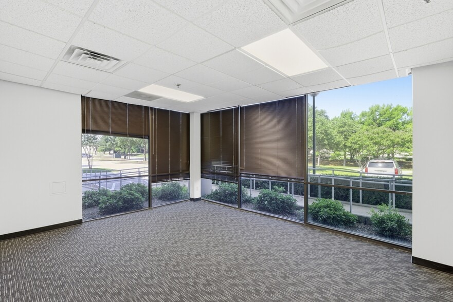 More Photos Of 13755-13775 Benchmark Dr, Farmers Branch Warehouse For Lease