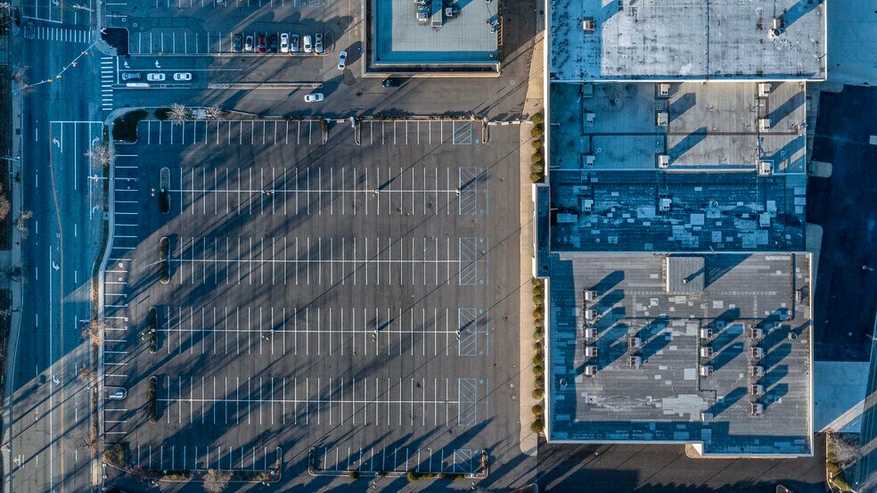 More Photos Of 89 Frost St, Westbury Warehouse For Lease