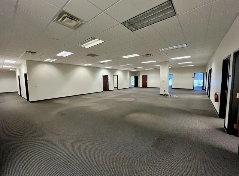 More Photos Of 455 Cayuga Rd, Cheektowaga Office For Lease