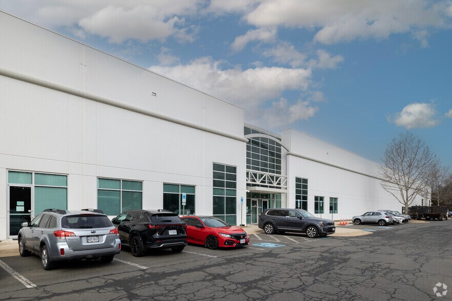 More Photos Of 45080 Old Ox Rd, Dulles Warehouse For Lease