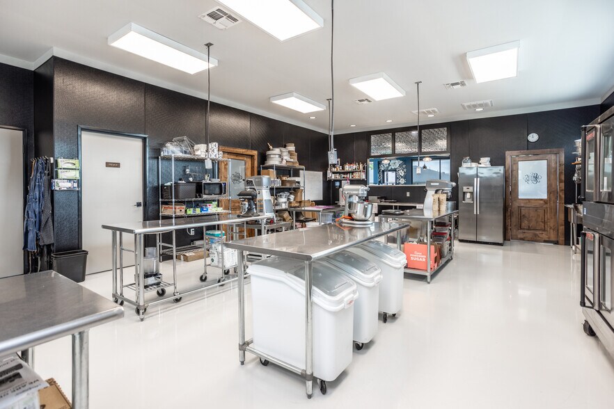 More Photos Of 211 N Weaver St, Gainesville Flex For Sale