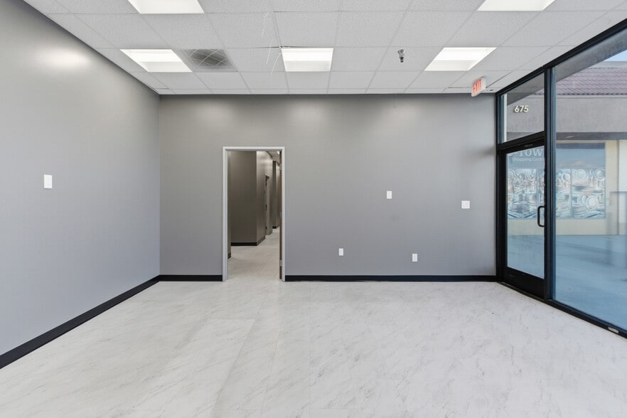 More Photos Of 685 E Grand Blvd, Corona Storefront Retail Office For Lease