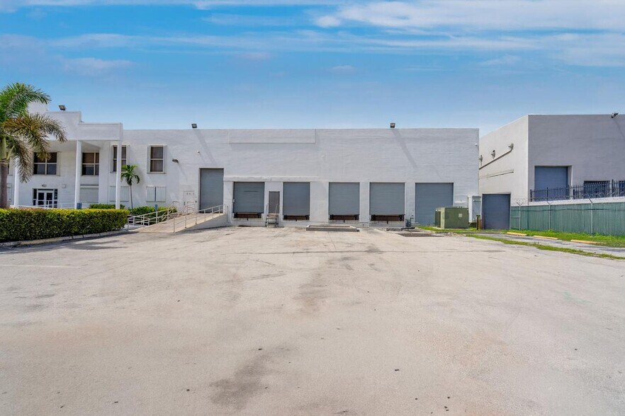 More Photos Of 12800 NW 38th Ave, Opa Locka Warehouse For Lease