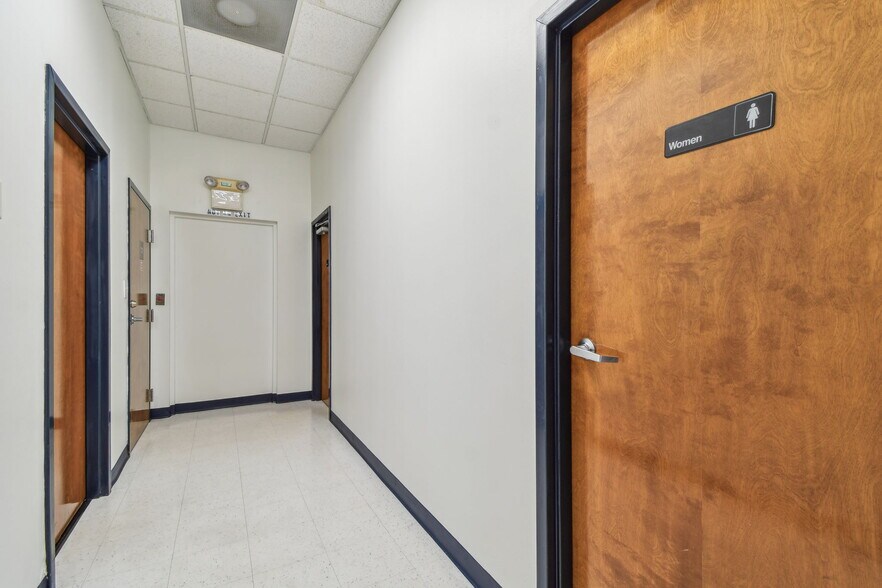 More Photos Of 10901 Danka Cir N, Saint Petersburg Office For Sale
