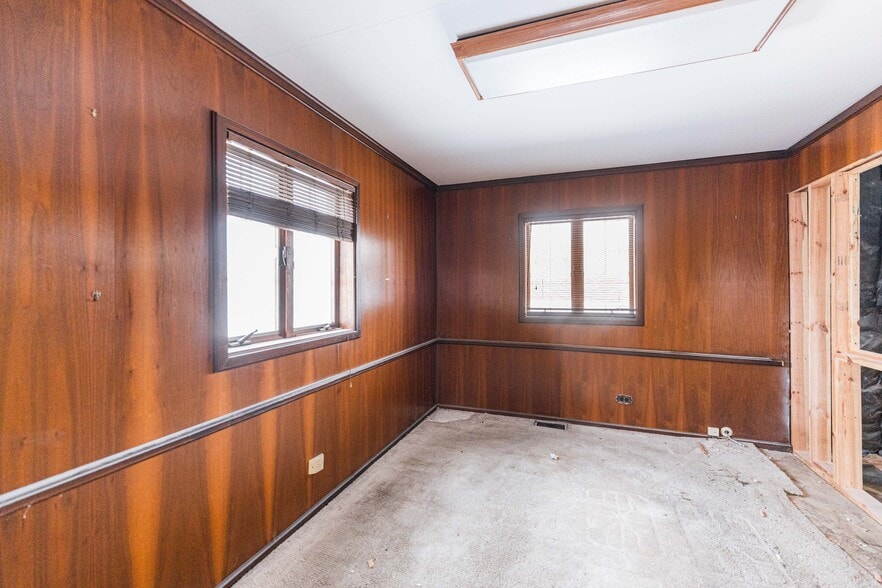 More Photos Of 205 Pinecroft Dr, Roselle Office For Sale