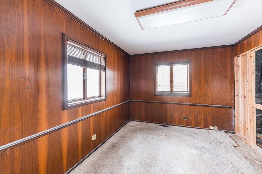 More Photos Of 205 Pinecroft Dr, Roselle Office For Sale
