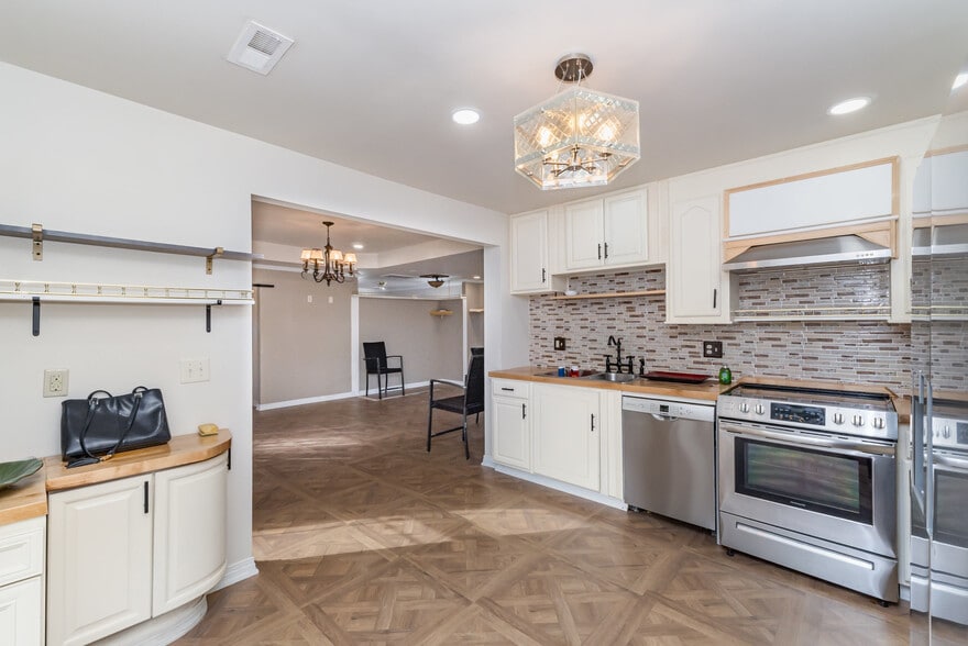 More Photos Of 9008 N Lakebrook Rd, Charlotte Light Distribution For Sale