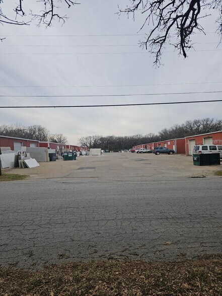 More Photos Of 2305 Crystal Dr, Balch Springs Warehouse For Lease