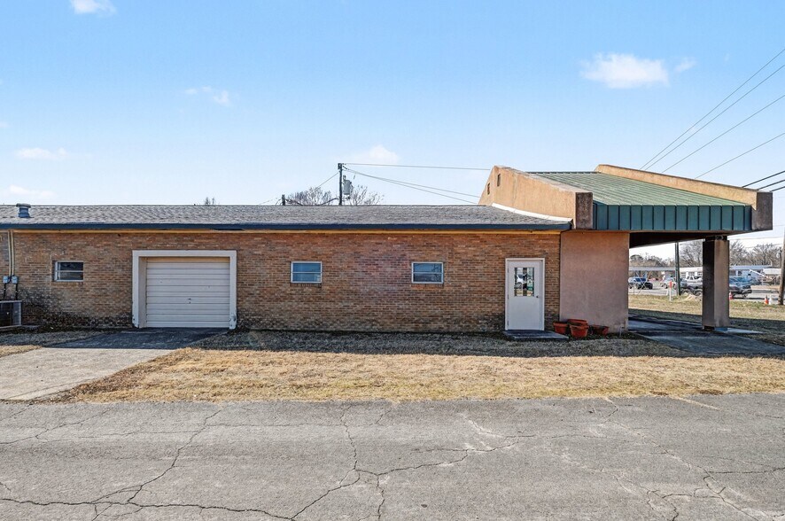 More Photos Of 6402 W Marshville Blvd, Marshville Showroom For Lease