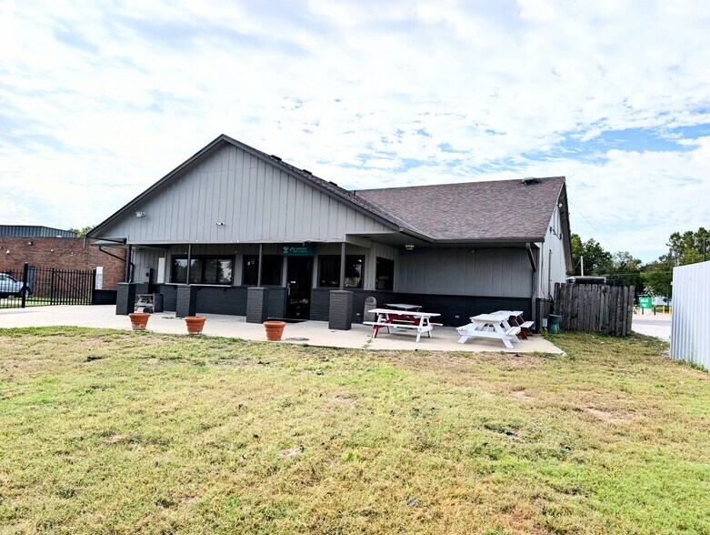 More Photos Of 1004 E 12th Ave, Emporia Storefront For Sale