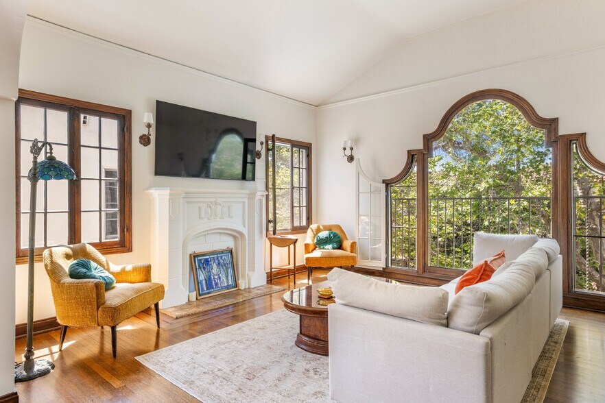 More Photos Of 326 N Sycamore Ave, Los Angeles Apartments For Sale