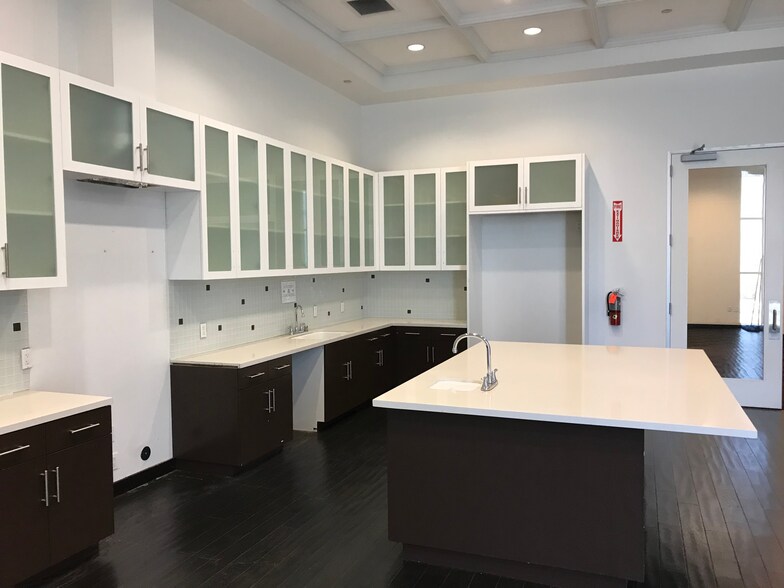 More Photos Of 12723 Wentworth St, Pacoima Warehouse For Lease