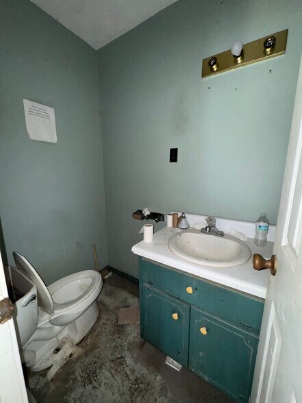 More Photos Of 10535 Highway 53 W, Talking Rock Service For Sale