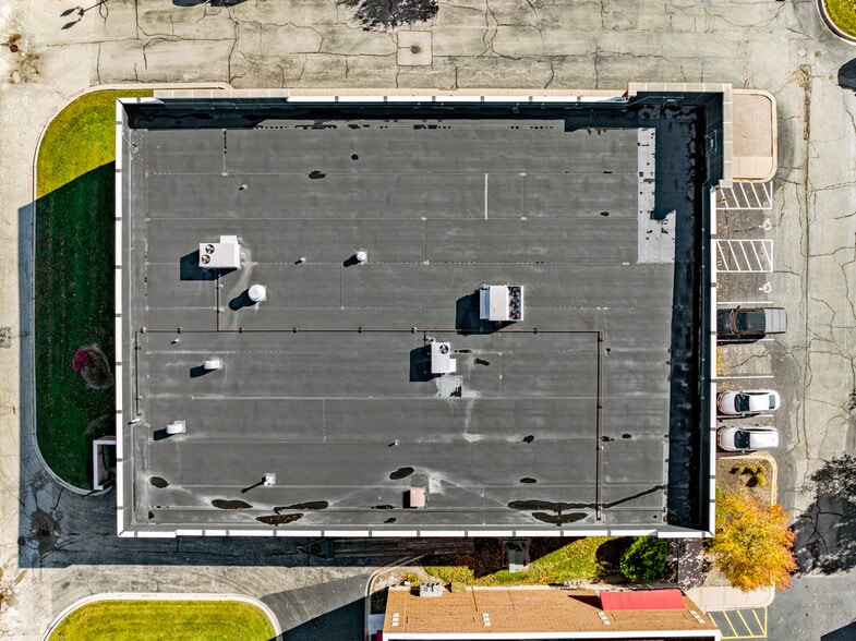 More Photos Of 474 Redington Dr, South Elgin Auto Dealership For Sale