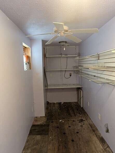 More Photos Of 122 N Main St, Washington General Retail For Lease