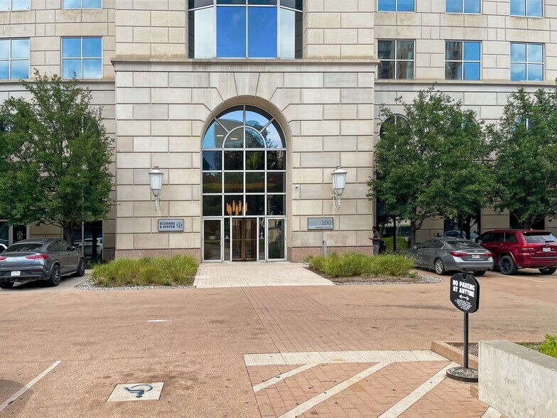 More Photos Of 100 Crescent Ct, Dallas Coworking Space