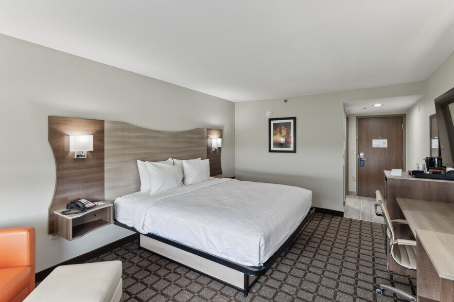 More Photos Of 126 Expressway Dr, Manchester Hotel For Sale