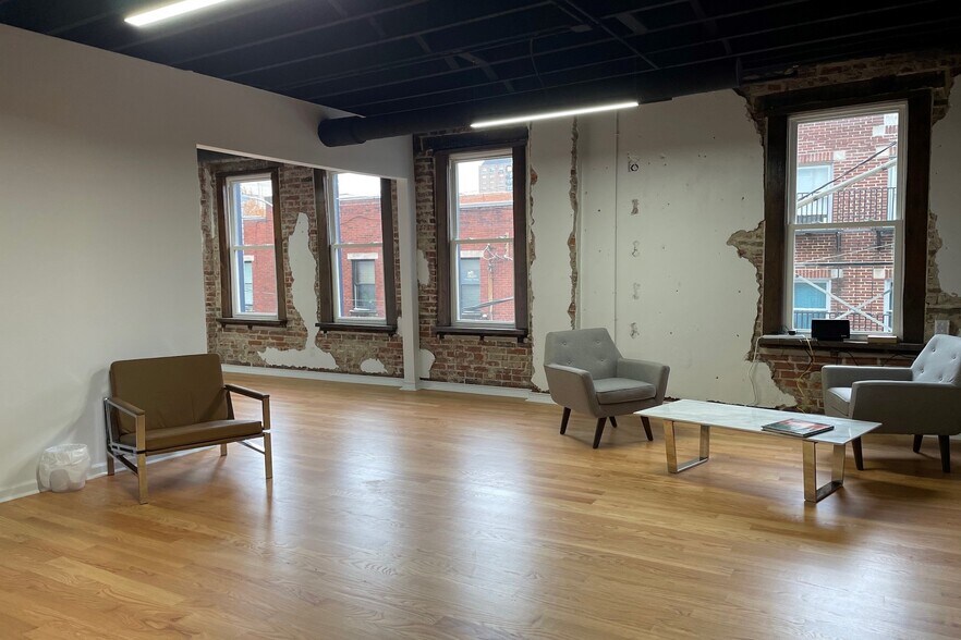 More Photos Of 161 N Limestone, Lexington Office For Sale