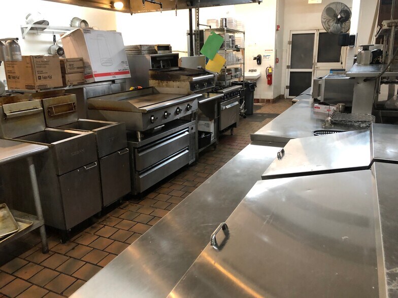 More Photos Of 8797 20th St, Vero Beach Hotel For Lease