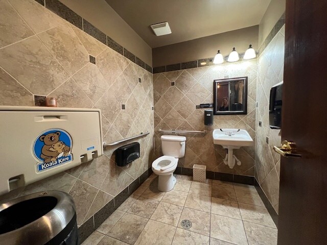 More Photos Of 98 W Main St, West Dundee Restaurant For Lease