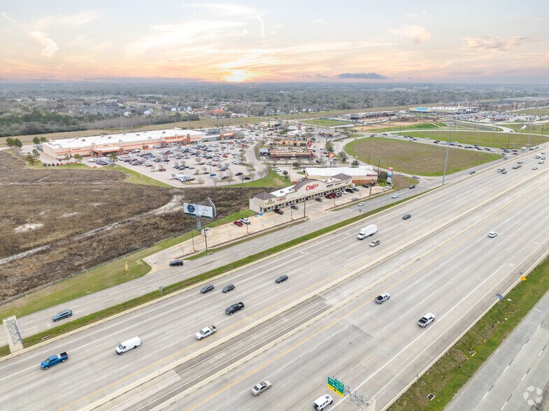 More Photos Of 18201 Gulf Freeway, Webster Unknown For Lease