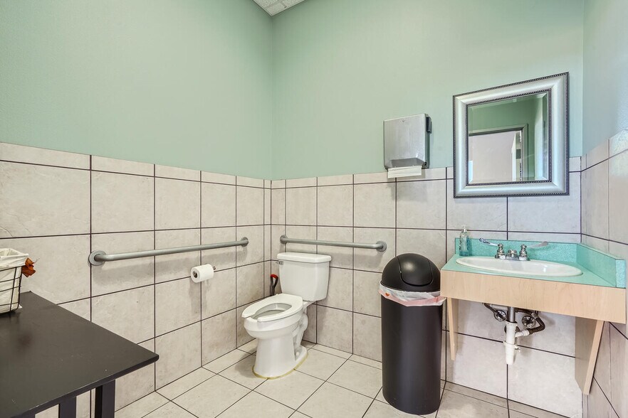 More Photos Of 8202 N Loop 1604 W, San Antonio General Retail For Sale