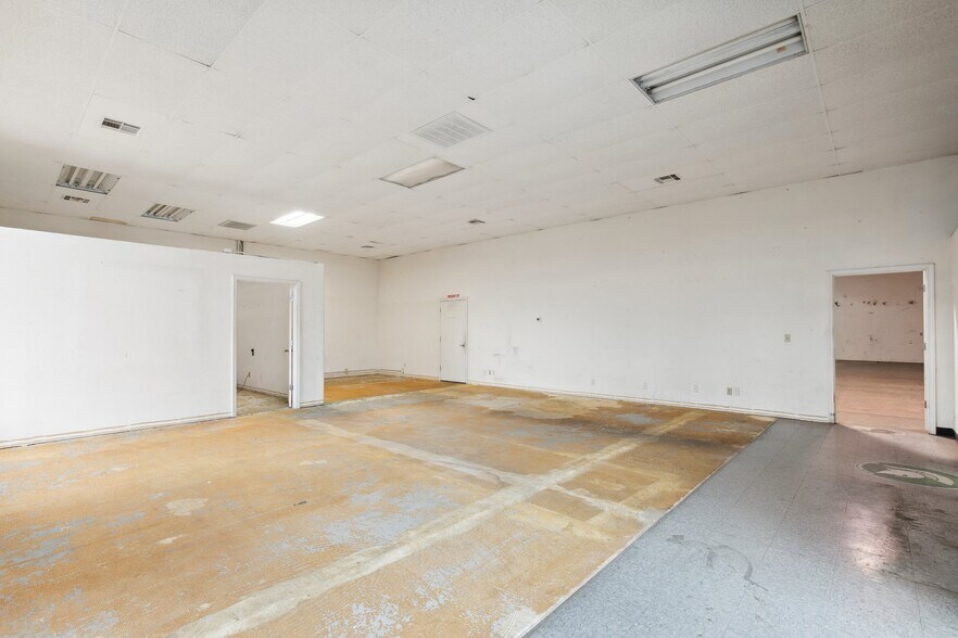 More Photos Of 311 S Pine St, Madera Showroom For Lease