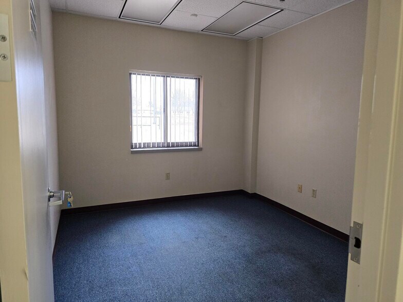 More Photos Of 601 Main St, New Town Warehouse For Lease