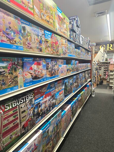 More Photos Of 242 Vineyard Haven Rd, Edgartown Storefront For Sale