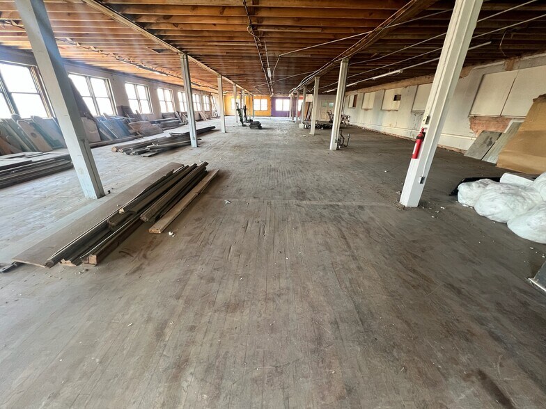 More Photos Of 1305 S 1st St, Abilene General Retail For Sale