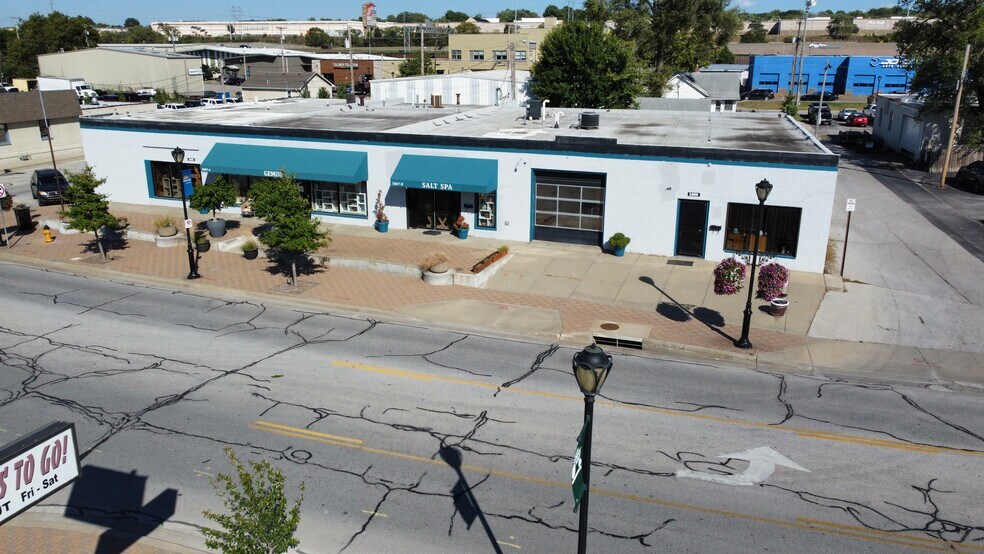 More Photos Of 5805-5809 Merriam Dr, Merriam Showroom For Lease