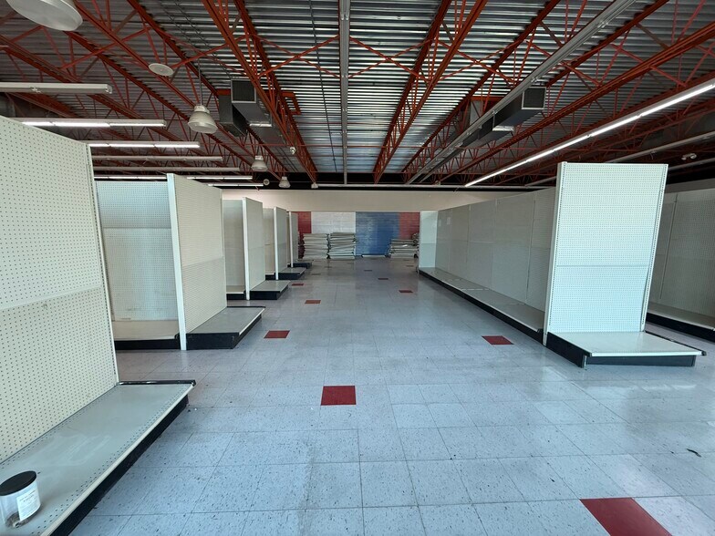 More Photos Of 1749 S Campbell Ave, Springfield General Retail For Lease