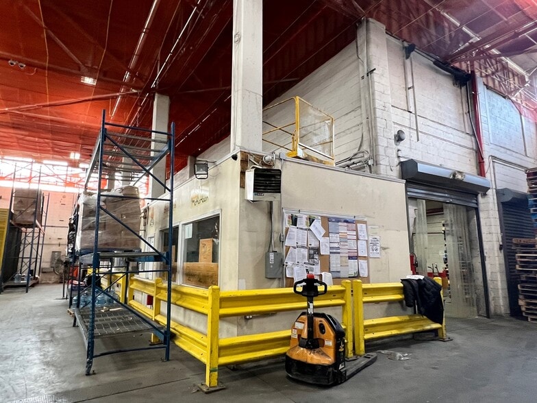More Photos Of 5707 49th Pl, Flushing Warehouse For Lease