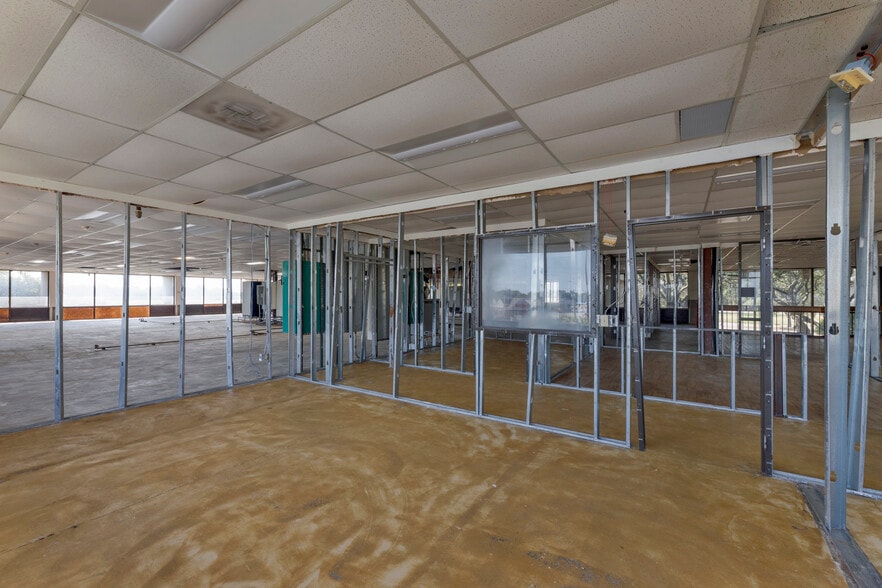 More Photos Of 4221 S Walton Walker Blvd, Dallas Office For Sale