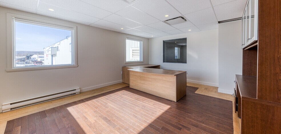 More Photos Of 2711-2715 Louis-XIV Boul, Québec Manufacturing For Lease