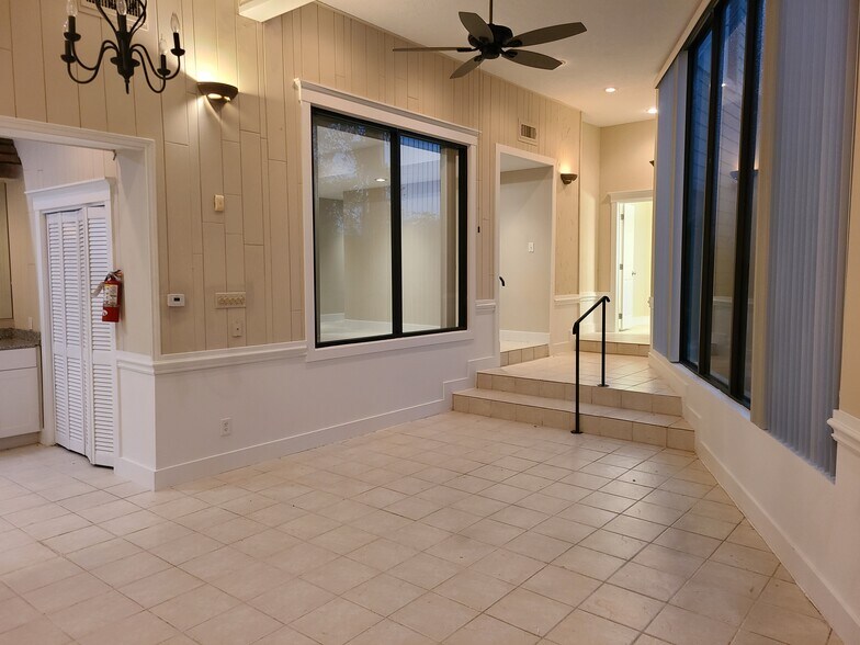 More Photos Of 900 W Davis St, Conroe Office For Sale