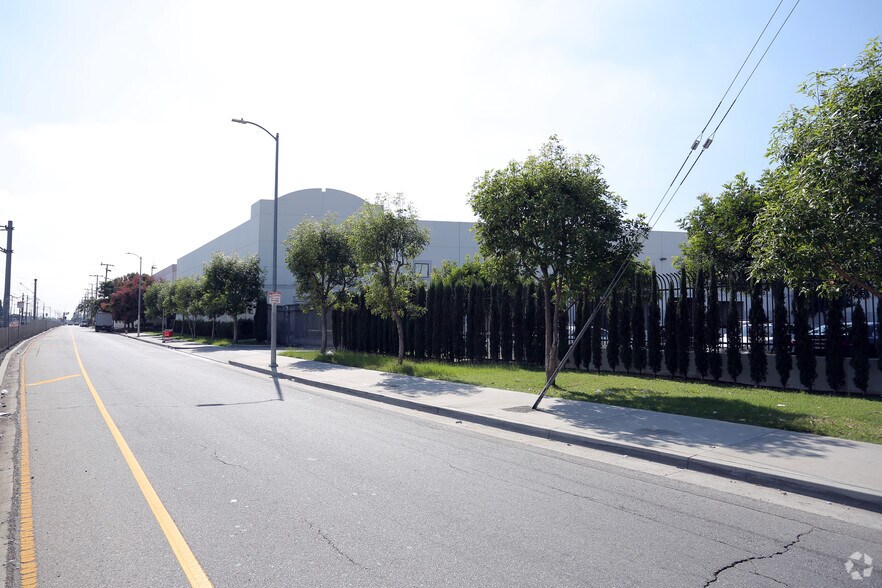 More Photos Of 2025-2027 Long Beach Ave, Los Angeles Warehouse For Lease