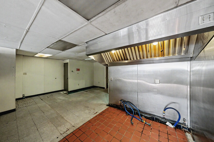 More Photos Of 889 Ashland Rd, Mansfield Freestanding For Sale