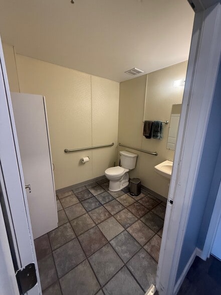 More Photos Of 2970 S Tejon St, Englewood Warehouse For Sale