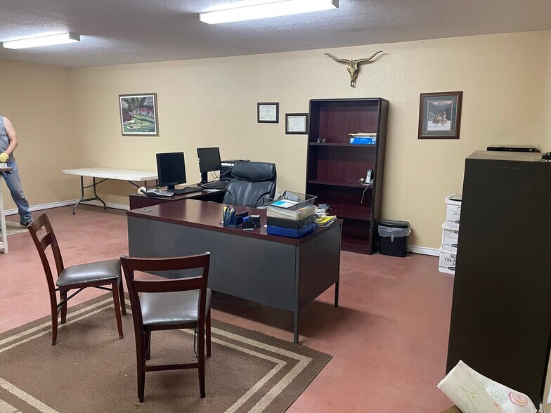 More Photos Of 160 Cimmarron Trail, Runaway Bay Light Manufacturing For Sale