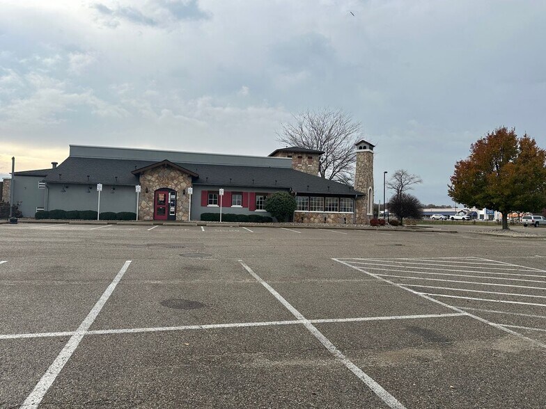 More Photos Of 3015 W Shore Dr, Holland Restaurant For Sale