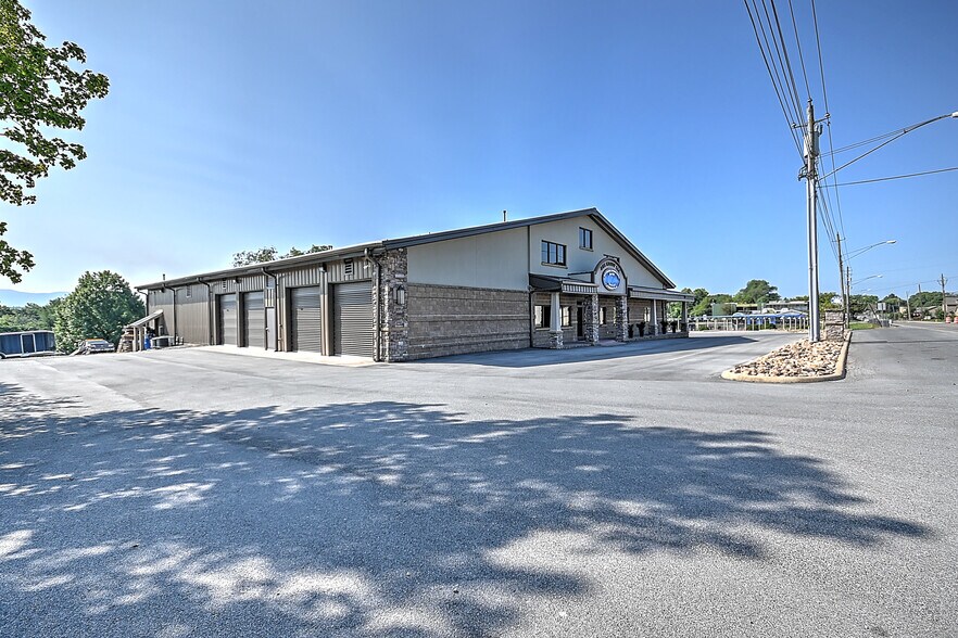 More Photos Of 317 Bluff City Hwy, Bristol Flex For Sale